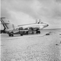 Armement d'un avion Vautour avec deux missiles Matra à l'aéroport de la base avancée d'Hao.