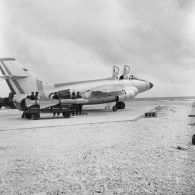 Armement d'un avion Vautour avec deux missiles Matra à l'aéroport de la base avancée d'Hao.