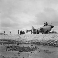 Armement d'un avion Vautour avec deux missiles Matra à l'aéroport de la base avancée d'Hao, en présence de pilotes.