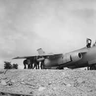 Armement d'un avion Vautour avec deux missiles Matra à l'aéroport de la base avancée d'Hao.