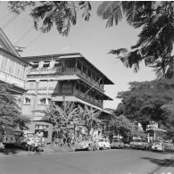 Ambiance de la rue de l'hôtel Stuart et de l'office des postes Fare Rata près du port de Papeete.