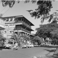 Ambiance de la rue de l'hôtel Stuart et de l'office des postes Fare Rata près du port de Papeete.