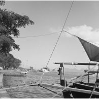 Canots et voiliers au port de plaisance de Papeete. En arrière-plan, l'île de Moorea.