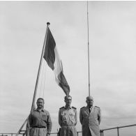 Photographie de groupe de Jean Viard, directeur des essais, avec le général de corps aérien Jean Thiry, directeur des centres d'expérimentations nucléaires (DIRCEN), et le vice-amiral Jean Lorain, commandement du groupe opérationnel des expérimentations nucléaires (GOEN), à bord probablement du croiseur De Grasse.