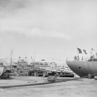 Sur le quai du port de Moruroa, le bâtiment de soutien santé (BSS) Rance (A618). Au fond la gabare Scorpion (A728) puis le bâtiment-base Maurienne (A637).