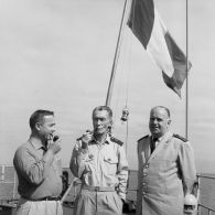 Photographie de groupe de Jean Viard, directeur des essais, avec le général de corps aérien Jean Thiry, directeur des centres d'expérimentations nucléaires (DIRCEN), et le vice-amiral Jean Lorain, commandement du groupe opérationnel des expérimentations nucléaires (GOEN), à bord probablement du croiseur De Grasse.