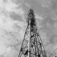 La tour antenne de transmissions montée à bord du croiseur de commandement De Grasse.