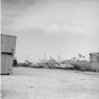 Sur le quai du port de Moruroa, le bâtiment de soutien santé (BSS) Rance (A618). Au fond la gabare Scorpion (A728) et le bâtiment-base Maurienne (A637).