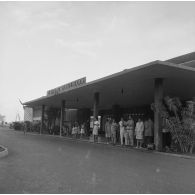 Devant l'aérogare de l'aéroport de Faa'a à Papeete.