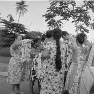 Sur un parking de l'aéroport de Faa'a à Papeete, des femmes tahitiennes vendent des colliers de coquillage.