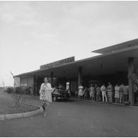 Devant l'aérogare de l'aéroport de Faa'a à Papeete, une femme tahitienne vend des colliers de coquillage.