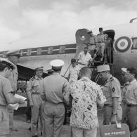 Au pied d'un avion de transport à l'aéroport de Faa'a à Papeete, accueil de passagers par un groupe de militaires.