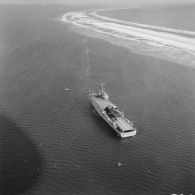 Vue aérienne du transport de chalands de débarquement (TCD) Ouragan (L9021) dans le lagon de l'atoll de Moruroa.