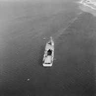 Vue aérienne plongeante du transport de chalands de débarquement (TCD) Ouragan (L9021) dans le lagon de l'atoll de Moruroa.