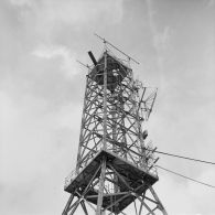 Antenne du poste d’enregistrement avancé (PEA) Dindon ou Denise sur l'atoll de Moruroa.