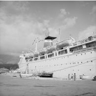 Paquebot (Flavia ?) de la compagnie maritime Cogedar line (Shaw and Savill Line) à quai au port de Papeete.