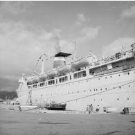 Paquebot (Flavia ?) de la compagnie maritime Cogedar line (Shaw and Savill Line) à quai au port de Papeete.