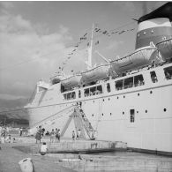 Paquebot (Flavia ?) de la compagnie maritime Cogedar line (Shaw and Savill Line) à quai au port de Papeete.