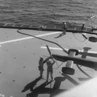 Décontamination d'hélicoptère Alouette III à bord du transport de chalands de débarquement (TCD) Ouragan.