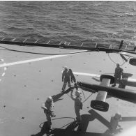 Décontamination d'hélicoptère Alouette III à bord du transport de chalands de débarquement (TCD) Ouragan.