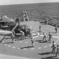 Décontamination d'hélicoptère Alouette III à bord du transport de chalands de débarquement (TCD) Ouragan.