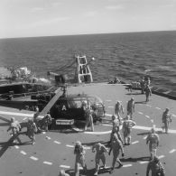 Décontamination d'hélicoptère Alouette III à bord du transport de chalands de débarquement (TCD) Ouragan.