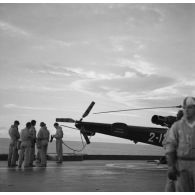 Décontamination d'hélicoptère Alouette III à bord du transport de chalands de débarquement (TCD) Ouragan. Le nuage au fond est le nuage radioactif.