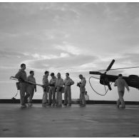 Décontamination d'hélicoptère Alouette III à bord du transport de chalands de débarquement (TCD) Ouragan. Le nuage au fond est le nuage radioactif.