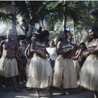 Préparation des danseurs et des danseuses polynésiens en tenue traditionnelle lors d'une fête à Hao.