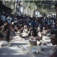 Spectacle de danseuses polynésiennes en tenue traditionnelle lors d'une fête à Hao.