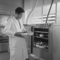 Portrait d'un laborantin participant au contrôle de la contamination d'éléments nutritifs au centre de contrôle biologique du centre technique (CT) de Mahina (Tahiti). Echantillons d'aliments prélevés mis en chambre froide.