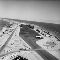 Vue panoramique du parking et de la piste de l'aéroport d'Hao.