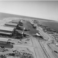 Vue panoramique du parking et de la piste de l'aéroport d'Hao.