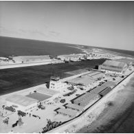 Vue panoramique du parking et de la piste de l'aéroport d'Hao.