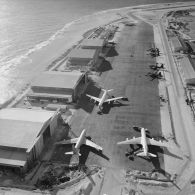 Vue panoramique du parking et de la piste de l'aéroport d'Hao.