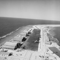 Vue panoramique du parking et de la piste de l'aéroport d'Hao.