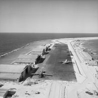 Vue panoramique du parking et de la piste de l'aéroport d'Hao.