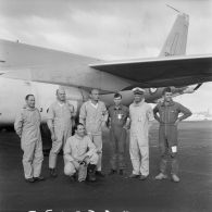 Au pied de l’avion C-135F à Hao, groupe : capitaine Willems, copilote, capitaine Sauvadet, navigateur ERV 4-91, Jacques Bauzou, mécanicien navigant, commandant Bellanger, pilote commandant, commandant André Dubroca, pilote du Mirage IV-P, général de corps aérien Philippe Maurin, commandant en chef des forces aériennes stratégiques (FAS) et capitaine Caubert, navigateur du Mirage IV-P (de gauche à droite).