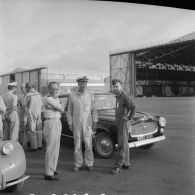 A l'aéroport d'Hao, le général de corps aérien Philippe Maurin, commandant en chef des forces aériennes stratégiques (FAS), le commandant André Dubroca, pilote du Mirage IVP 9 aux côtés du colonel Dugit-Gros commandant la base avancée de Hao.