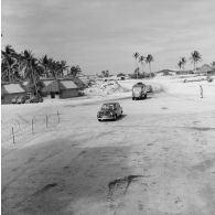 Arrivée de la voiture officielle Peugeot 403 du général Charles De Gaulle, président de la République, et du convoi sur le site du poste d'enregistrement avancé (PEA) Denise.