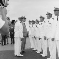 Le général Charles De Gaulle, président de la République, salue des officiers supérieurs de marine aux côtés du capitaine de vaisseau Michel Teisserenc, commandant du croiseur De Grasse