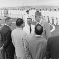 Le général Charles De Gaulle, président de la République, se fait présenter des personnels civils par Jean Viard, directeur des essais, à bord du croiseur De Grasse.