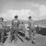 Militaires du 5e régiment mixte du Pacifique (5e RMP) construisant la structure du pont de la Taunoa, zone portuaire de Fare ute à Papeete, 1964.