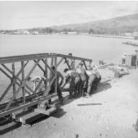 Militaires du 5e régiment mixte du Pacifique (5e RMP) construisant la structure métallique du pont de la Taunoa, zone portuaire de Fare ute à Papeete, 1964.