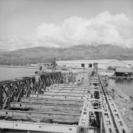 Militaires du 5e régiment mixte du Pacifique (5e RMP) construisant la structure métallique du pont de la Taunoa, zone portuaire de Fare ute à Papeete, 1964.