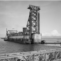 Drague suceuse New-Jersey de la société Stanco travaillant dans la zone portuaire de Papeete, 1964, présence de drapeaux américain et français.