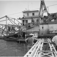 Drague suceuse New-Jersey de la société Stanco travaillant dans la zone portuaire de Papeete, 1964.