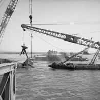 Drague suceuse New-Jersey de la société Stanco travaillant à la construction du pont flottant de la Taunoa, zone portuaire de Papeete, 1964.