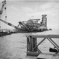 Drague suceuse New-Jersey de la société Stanco travaillant à la construction du pont flottant de la Taunoa, zone portuaire de Papeete, 1964.