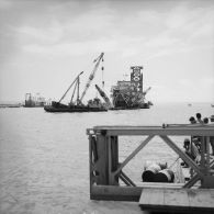 Drague suceuse New-Jersey de la société Stanco travaillant à la construction du pont flottant de la Taunoa, zone portuaire de Papeete, 1964.